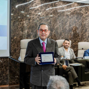 Geomedical - Progetto Onco-Fisiotonik - La consegna della targa di partecipazione all'evento al Sindaco di Lauria, Giovanni Pittella