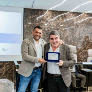 Geomedical - Progetto Onco-Fisiotonik - Il CEO di Geomedical, Giuseppe Labanca, premia il fisioterapista Luigi Novello