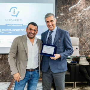Geomedical - Progetto Onco-Fisiotonik - La consegna della targa di partecipazione all'evento al dott. Antonio Caputo da parte del CEO di Geomedical Giuseppe Labanca