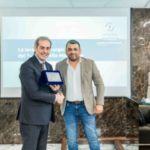 Geomedical - Progetto Onco-Fisiotonik - La consegna della targa di partecipazione all'evento al dott. Paolo Arnone, da parte del CEO di Geomedical Giuseppe Labanca