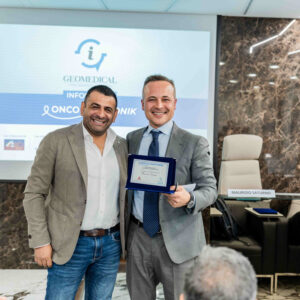 Geomedical - Progetto Onco-Fisiotonik - La consegna della targa di partecipazione all'evento al dott. Maurizio Saturno, da parte del CEO di Geomedical Giuseppe Labanca