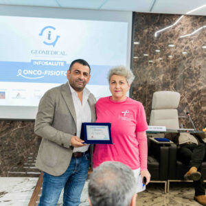 Geomedical - Progetto Onco-Fisiotonik - La consegna della targa di partecipazione all'evento alla fisioterapista e Presidente dell'associazione "Vivere Donna", Maria Raffaella Catena da parte del CEO di Geomedical, Giuseppe Labanca