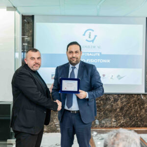 Geomedical - Progetto Onco-Fisiotonik - Il Responsabile Amministrativo di Geomedical, Antonio Pecorelli, consegna la targa di partecipazione all'evento ad Antonio Aprile, Segretario Nazionale Sindacato SIM Carabinieri