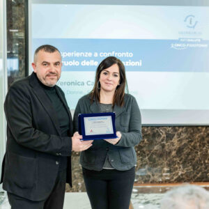 Geomedical - Progetto Onco-Fisiotonik - Il Responsabile Amministrativo di Geomedical, Antonio Pecorelli, consegna la targa di partecipazione all'evento al Presidente dell'associazione "Noi Donne... Soprattutto", Veronica Carratù