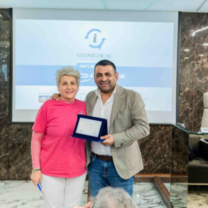 Geomedical - Progetto Onco-Fisiotonik - Il CEO di Geomedical, Giuseppe Labanca, consegna la targa di partecipazione all'evento al Presidente dell'associazione "Vivere Donna", Maria Raffaella Catena