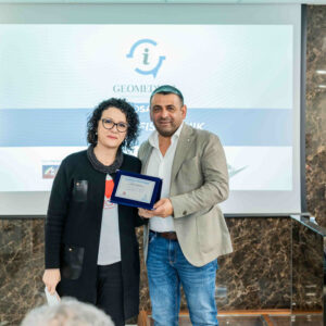 Geomedical - Progetto Onco-Fisiotonik - Il CEO di Geomedical, Giuseppe Labanca, consegna la targa di partecipazione all'evento al Presidente dell'associazione "Vivere Donna", Maria Raffaella Catena