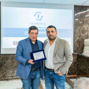 Geomedical - Progetto Onco-Fisiotonik - Il CEO di Geomedical, Giuseppe Labanca, consegna la targa di partecipazione all'evento al Presidente dell'associazione "Arco", Francesco Provenzano