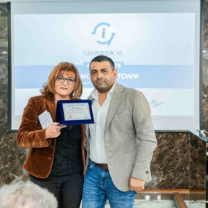 Geomedical - Progetto Onco-Fisiotonik - Il CEO di Geomedical, Giuseppe Labanca, consegna la targa di partecipazione all'evento al Presidente dell'associazione "Centro Italiano Femminile", Antonella Viceconti