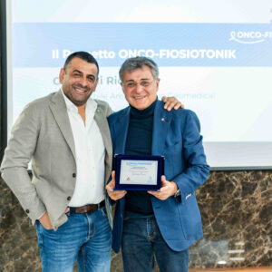 Geomedical - Progetto Onco-Fisiotonik - Il CEO di Geomedical Giuseppe Labanca premia il dott. Giovanni Ricco