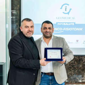 Geomedical - Progetto Onco-Fisiotonik - Il responsabile amministrativo di Geomedical, Antonio Pecorelli, premia il CEO di Geomedical Giuseppe Labanca