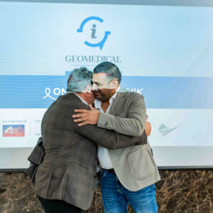 Geomedical - Progetto Onco-Fisiotonik - L'emozionante abbraccio tra Giuseppe Labanca e Luigi Novello al termine dell'evento