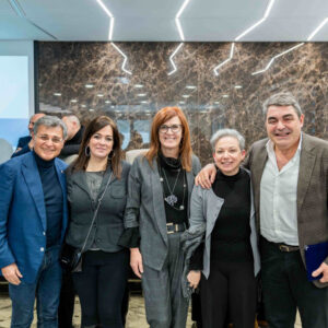 Geomedical - Progetto Onco-Fisiotonik - Il dott. Giovanni Ricco e il fisioterapista Luigi Novello insieme alla presidente dell'associazione "Noi Donne... Soprattutto", Veronica Carratù, e altre due associate